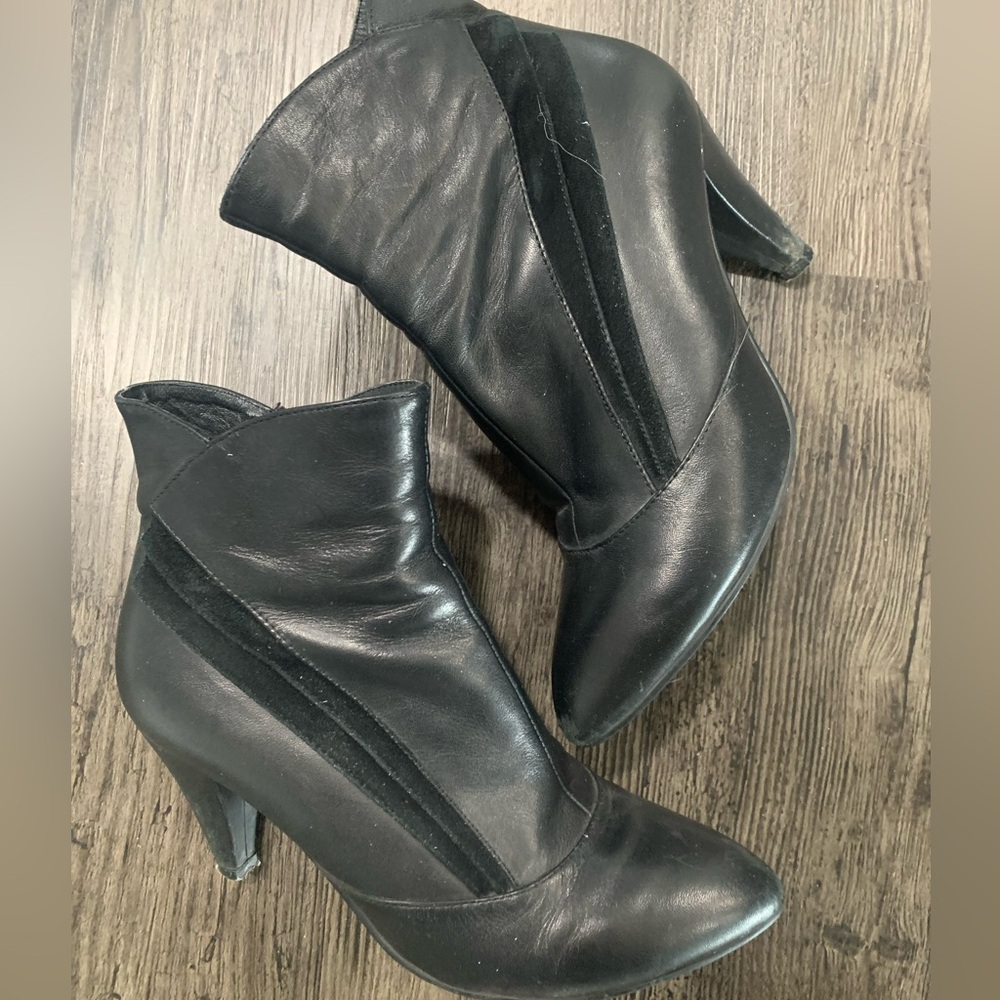 Momomi Black booties. Pre ♥️ size 6  US